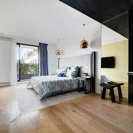 Апартаменты Luxurious With Balcony-3br-6p-champs-elysees